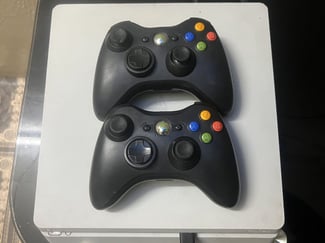 Deux manettes Xbox 360 neuves en provenance de Dubaï