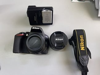 Nikon D3500 + objectifs et accessoires + batterie + carte mémoire + ceinture + excellent état