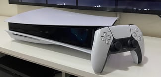 Playstation 5 avec 2 manettes et écran plat 44 pouces