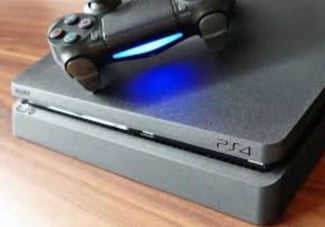 PS4 + manette + 2 CD fifa 2022 en excellent état