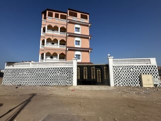 Bâtiment résidentiel R+4 avec terrasse à louer de 4 appartements F4