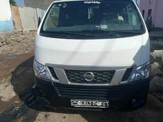 Minibus Nissan NV350 avec climatiseur en excellent état - ASC