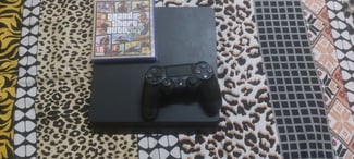 PS4 Slim avec GTA 5 et compte en ligne - Parfait état