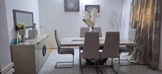 Table à Manger + Commode avec Miroir – Affaire à Saisir