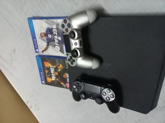 Console de jeu PS4 Pro avec 2 jeux vidéo inclus