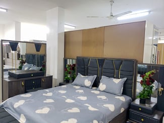 Chambre élégante avec lit capitonné et coiffeuse design à vendre