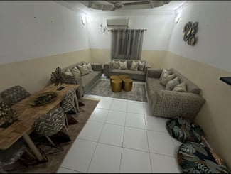 salon modernes et table à manger à vendre