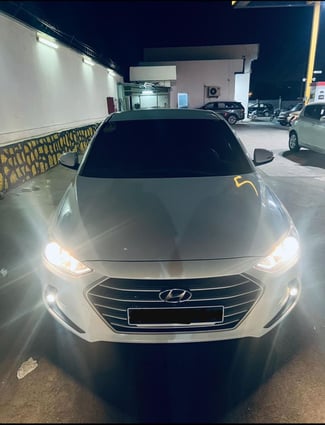 Chauffeur Privé - Berline Hyundai Elantra Haut de Gamme, Climatisation, Service Chauffeur - 4 Passagers