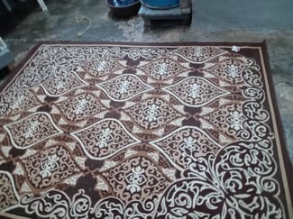 Tapis de salon décoratif en excellent état