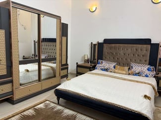 Ensemble complet de chambre à coucher élégant et durable, état neuf, à vendre