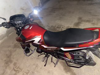 Honda 125 en parfait état, accessoires inclus, garantie jusqu'en 2026