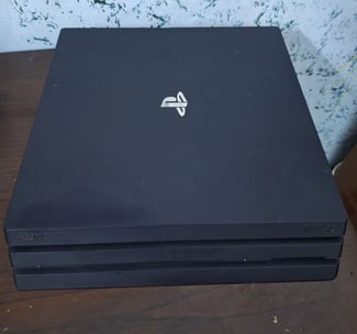 PS4 Pro, bon état, avec accessoires