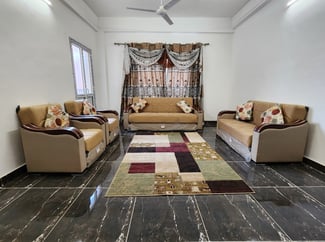 Salon Moderne en Très Bon État - Offre Rideaux et Tapis