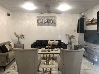 Salon élégant et moderne, comme neuf, avec fauteuils et canapés assortis