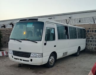 Bus Toyota Coaster 2016, excellent état, prêt à l'emploi