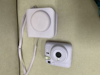 Appareil photo Instax Mini 12, état neuf avec sac et 10 poches