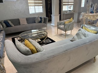 Salon moderne en excellent état de Home R Us Dubai