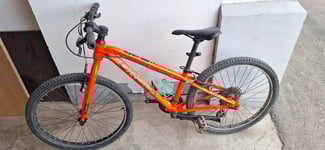 Vélo 24 presque neuf