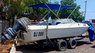 Bateau à moteur 2022, sellerie refaite 2023 avec remorque