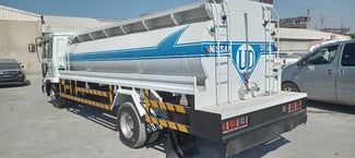 Camion citerne en excellent état, grande capacité de stockage à vendre