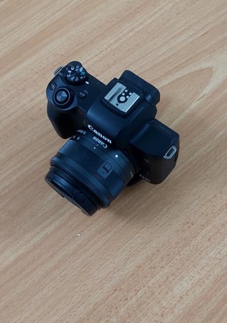 Appareil photo Canon EOS M50 avec 15-45mm et accessoires - Très bon état