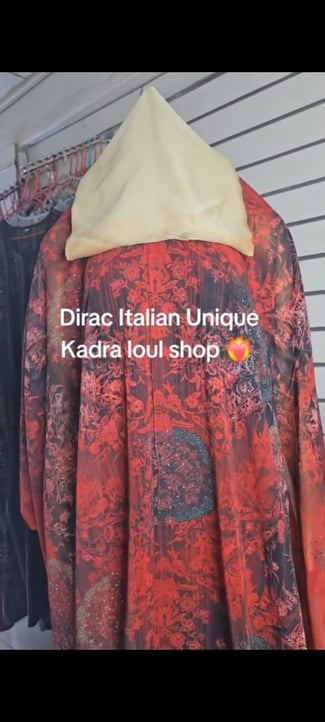 Dirac italien rouge à motifs floraux avec foulard crème