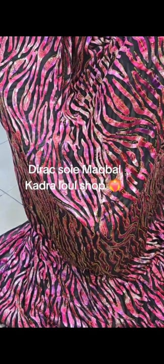 Dirac soie Maqbal noir et rose à motifs brillants