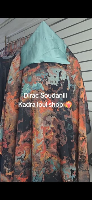 Dirac soudanais à imprimé abstrait avec foulard vert d’eau
