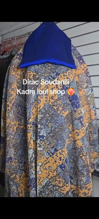Dirac Soudanais à motifs géométriques avec foulard bleu