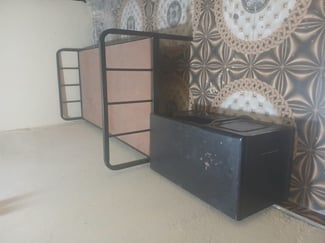 Lit singulier avec table en bon état