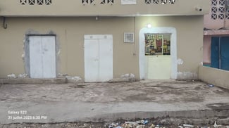 Local commercial 20m² avec toilettes sur route principale, quartier 7bis