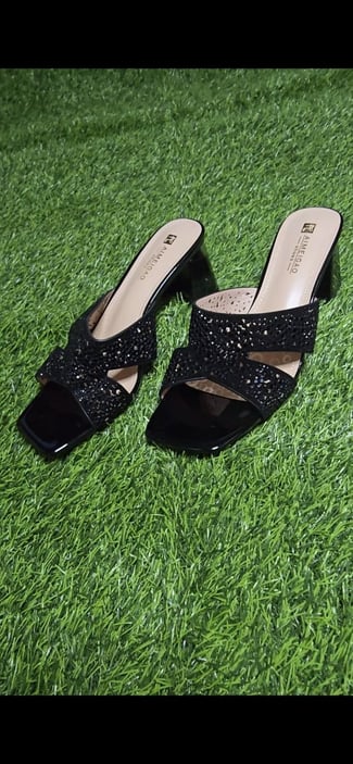 Lot de chaussures pour femme – talons, compensées et mules