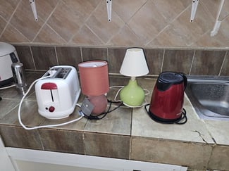 Petit équipement: bouilloire, grille-pain, lampes de chevet