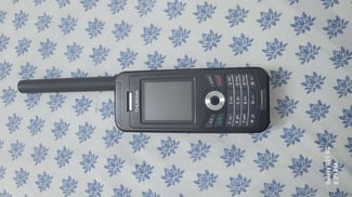 Téléphone satellite Thuraya XT-LITE pour appels et SMS en zones isolées