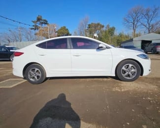 Location voiture Hyundai Avante 2017 Blanche - Auto, Gasoil, Clim