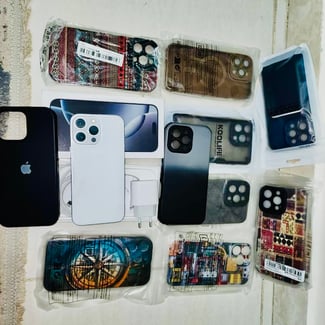 iPhone 16 Pro Max neuf avec 10 coques de protection