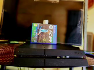 Console de jeu PS4 avec manette et jeu inclus