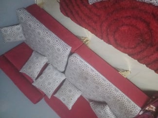 Salon en excellent état avec tapis et rideaux inclus