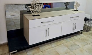 Meuble de décoration avec miroir intégré pour rangement de vaisselle