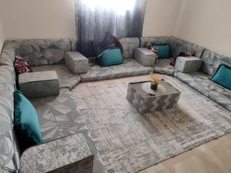 Qaci en excellent état avec accessoires médicaux et décoration