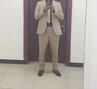 Costume beige élégant avec cravate et chaussures assorties