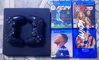 PS4 + 2 manettes + 4 jeux (FC 24, GTA 5, W 2k20 & FIFA 22)