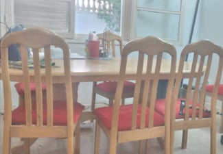 Table à manger en bois avec 6 chaises en bon état