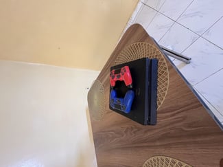 PlayStation 4 Slim avec 2 manettes et FIFA 21 - Prix négociable