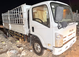 Camion Isuzu importé de Dubaï, en excellent état avec équipements neufs