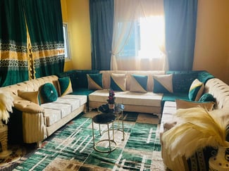 Chambre à coucher, salon, TV 43 pouces et climatiseur neufs
