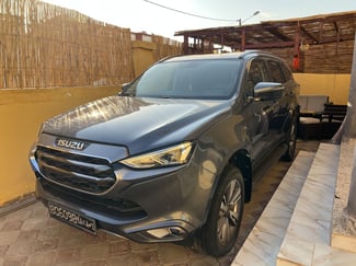ISUZU MUX 2023, toutes options, faible kilométrage, à vendre pour cause de voyage