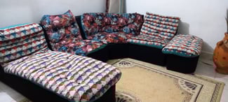 Salon en excellent état avec tapis et rideau