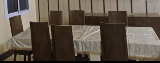 Table à manger en bois italien avec 8 chaises