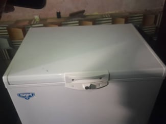 Réfrigérateur-congélateur quasi-neuf, capacité élevée et design moderne